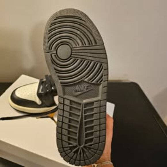 Ladies Air Jordans 1 Mid - Picture 4 of 5